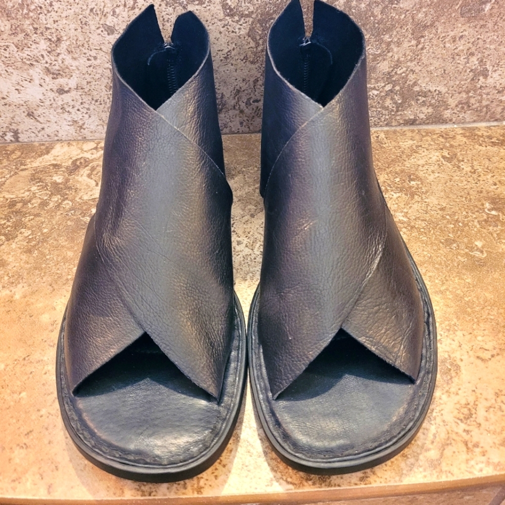 BORN Iwa black leather sandals